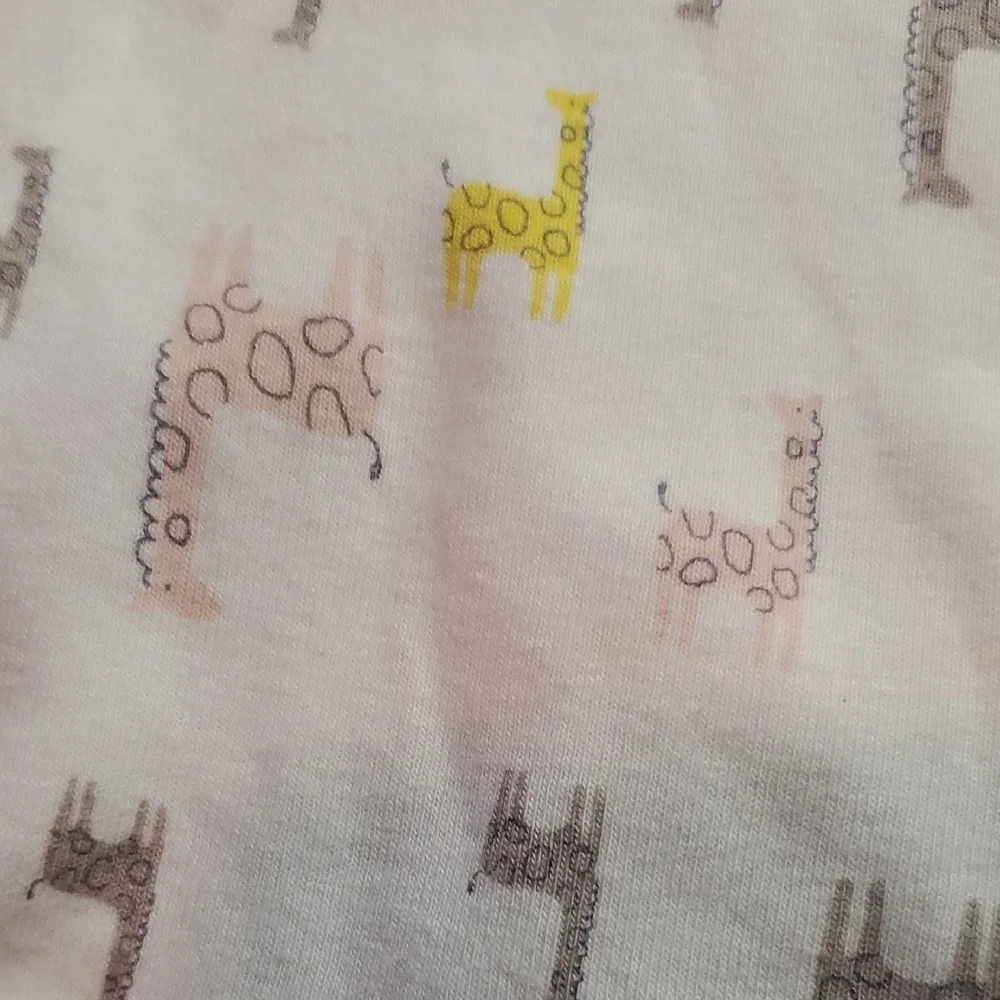 🐻 Carter's White Bodysuit with Yellow and Gray Giraffes